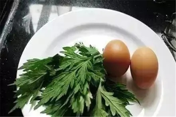 端午吃鸡蛋要放什么草：艾草（吃鸡蛋放艾草习俗的由来）