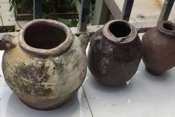 陶罐和铁罐的区别：陶罐保存时间长(铁罐氧化保存时间短)