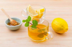 绿茶蜂蜜水的功效：润肠通便清肺止咳(还能够排毒养颜)