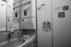 飞机上上厕所需要注意什么：起飞降落不能上厕所(厕所在尾部)