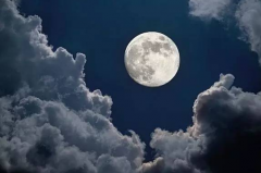 月亮上为什么有阴影：月亮表面区域对太阳光反射程度不同