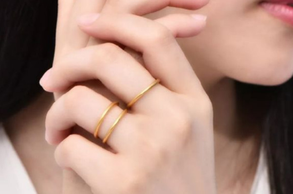 素圈戒指是什么意思：没有任何雕刻装饰的戒指(简单隽永)