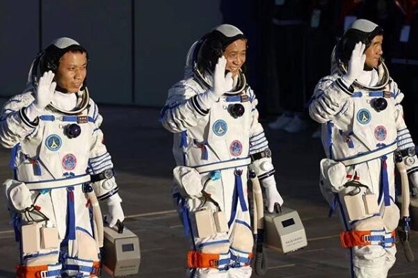 为什么要有3名航天员出征太空：进行不同任务和科学实验