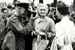 德国投降后有多惨：女性被苏联士兵侮辱(200万女性受辱)