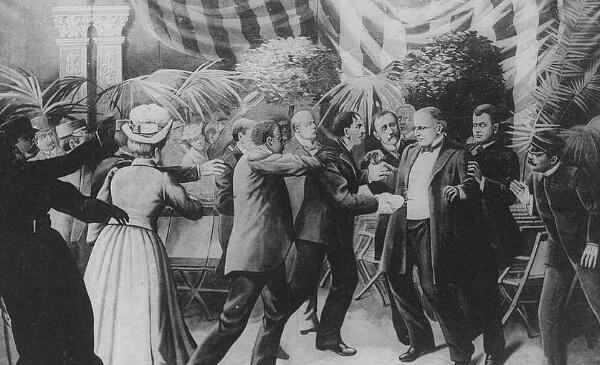 威廉·麦金莱遇刺案：工人趁握手时行刺，腹部中两枪而亡