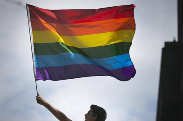 彩虹旗是什么意思：同性恋标志(LGBT运动的标记)