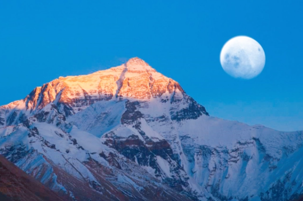珠穆朗玛峰属于哪个国家在哪里：中国/尼泊尔(北部位于西藏)