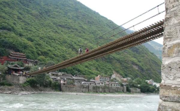 泸定桥是位于哪条河流上的一座铁索桥？四川省大渡河上