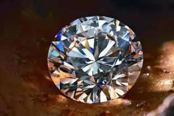 莫桑钻是真的钻石吗?是一种人工合成钻(酷似钻石)