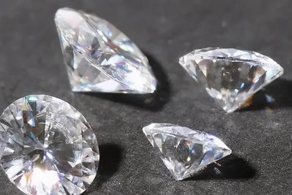 莫桑钻是真的钻石吗?是一种人工合成钻(酷似钻石)